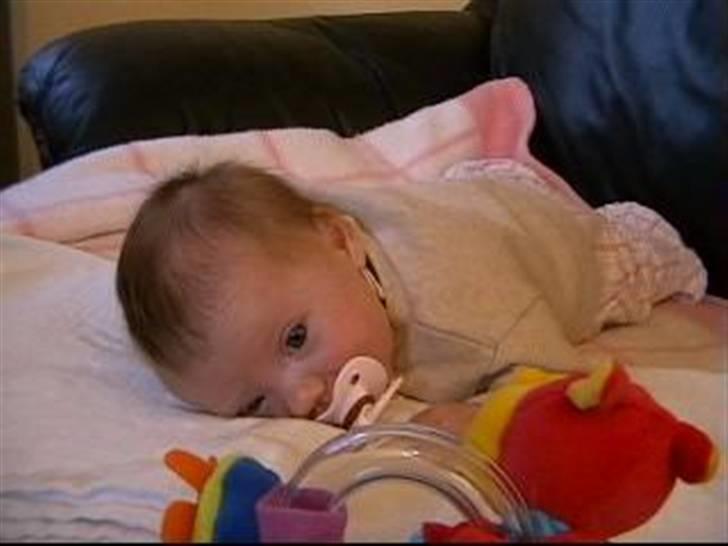 Pige Julie - julie putter på divan  billede 3