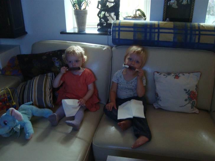 Pige Victoria Bramm Jacobsen - Toria og daniel hjemme hos  mormor :) billede 10