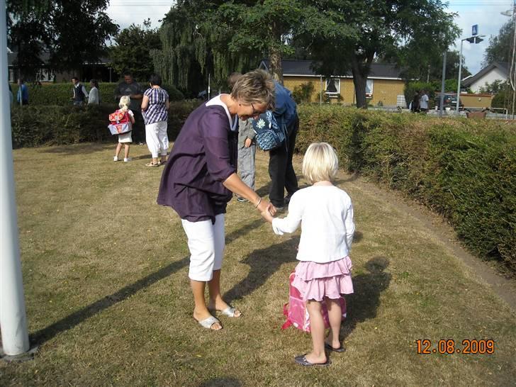 Pige Camilla - Camilla får et håndtryk af skolelederen på første skoledag billede 9