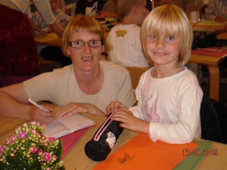 Pige Camilla - Mor og Camilla ved skolebordet billede 13