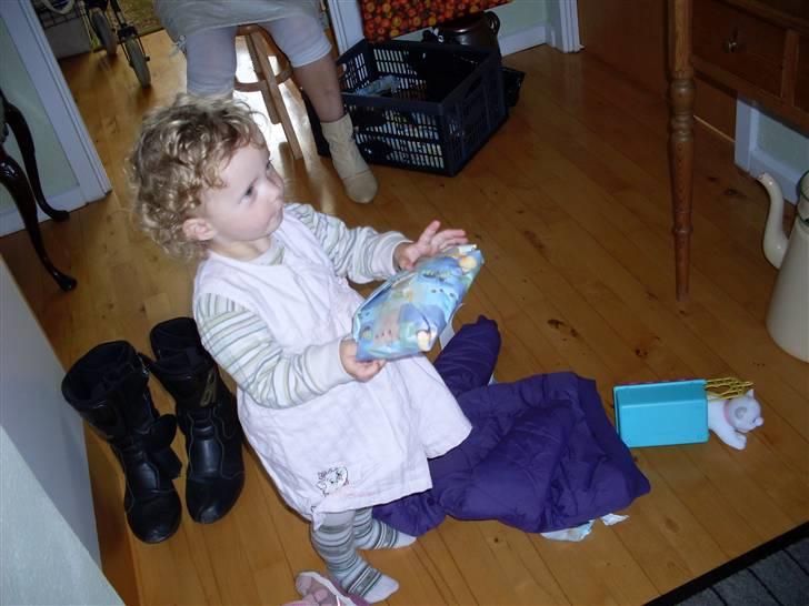 Pige josephine jensen - pakker gaver op fra mormor og pap rocker 08 billede 14