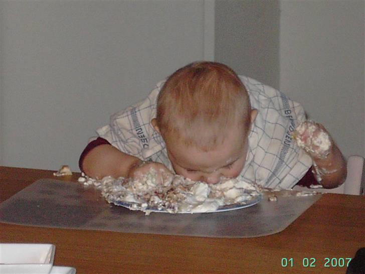 Dreng oliver - olivers 1 års fødselsdag,nam nam lagekage billede 8