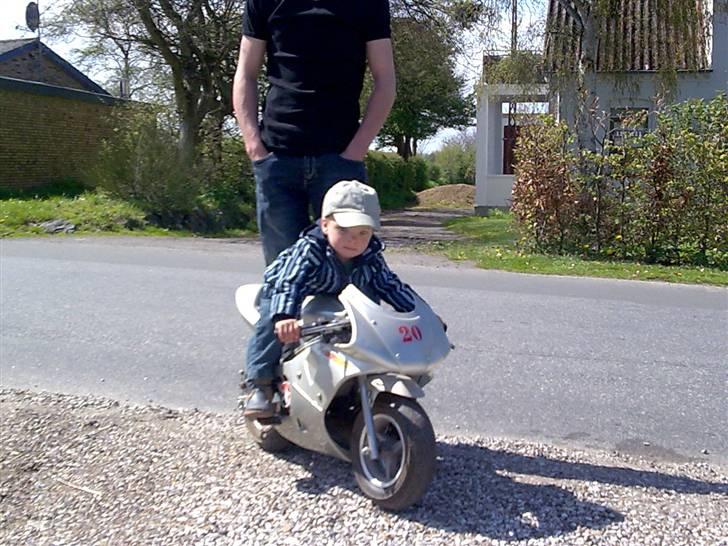 Dreng milan - her køre jeg lige motorcykel med fars fætter billede 2