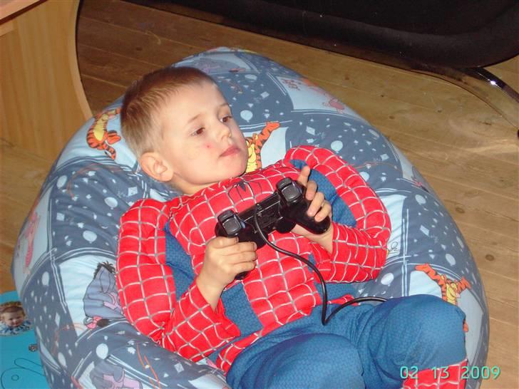 Dreng oliver - spyderman der spiller hehe billede 14