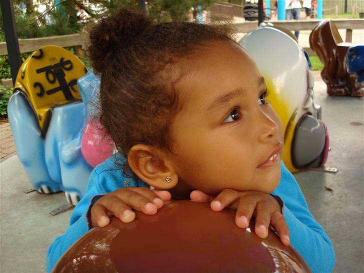 Pige Duaa - Her er jeg i bonbon land med faster og mor. billede 19