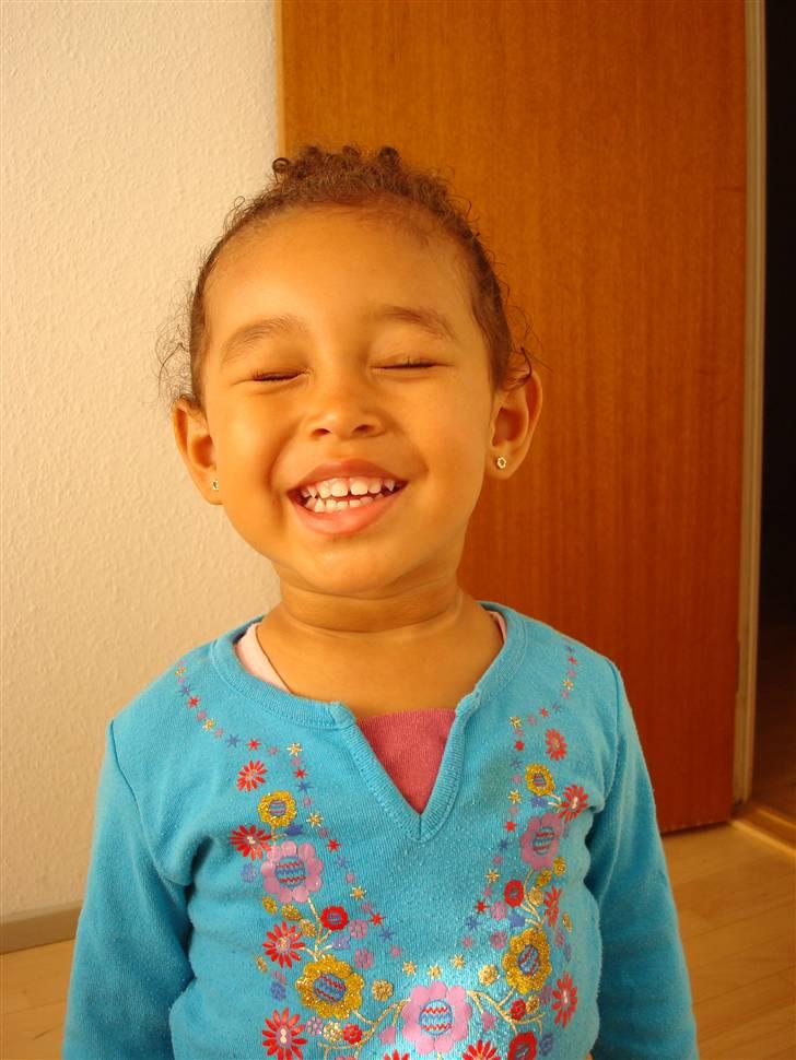 Pige Duaa - Sådan smiler jeg når far gør noget han tror er sjovt.  billede 20