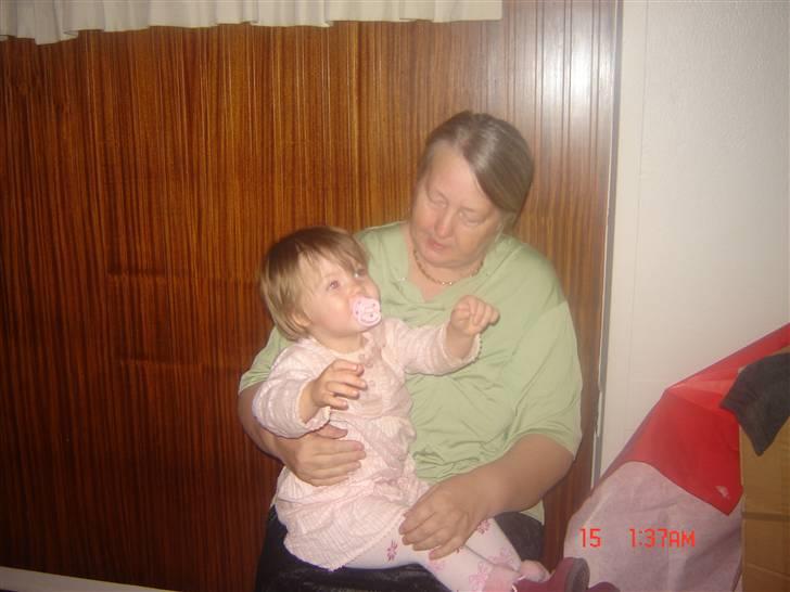 Pige jessie - sidder li med farmor  billede 5