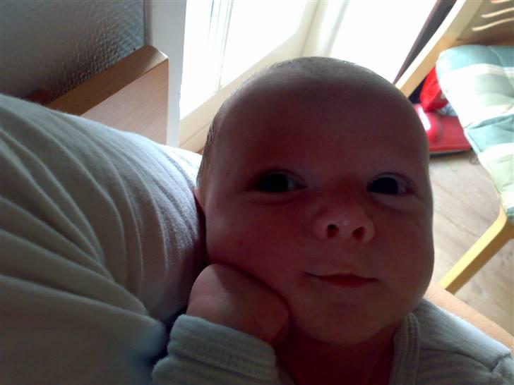 Dreng mathias - 1 måned og første lille smil billede 1