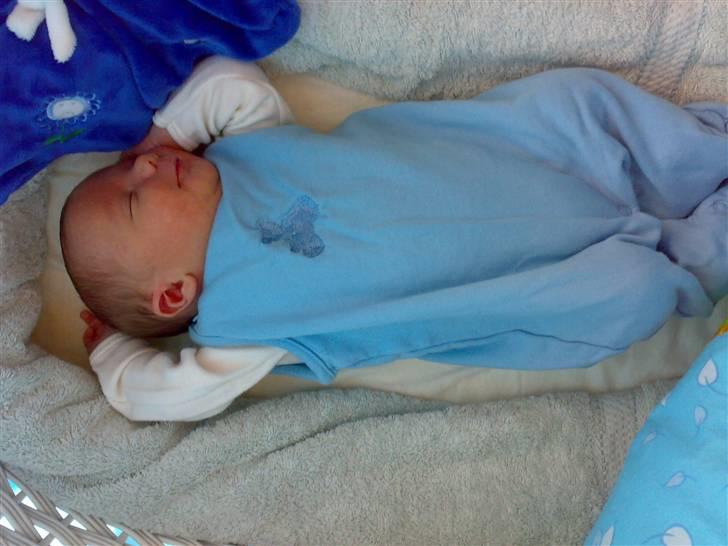 Dreng mathias - 2 dage gammel billede 5