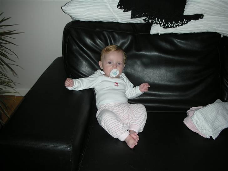 Pige Emma Elfving Hansen - Chiller i sofaen billede 16