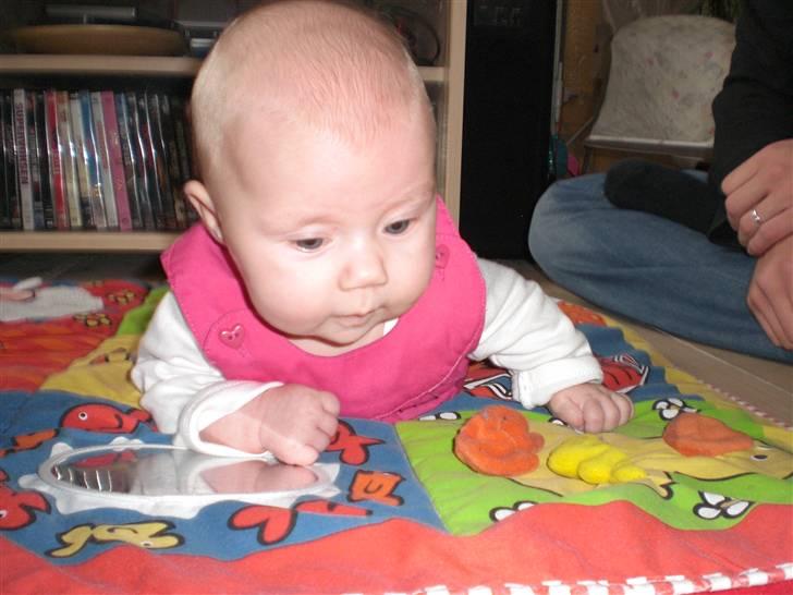 Pige Stella - Her er hun total stolt i hendes nye sækkestol :D 5uger gammel billede 9