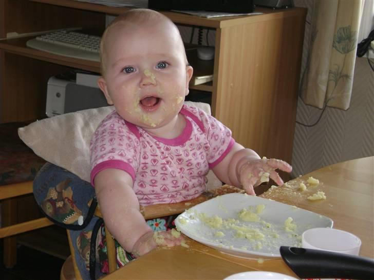 Pige Thea - jeg sidder lige og får lidt mos billede 2