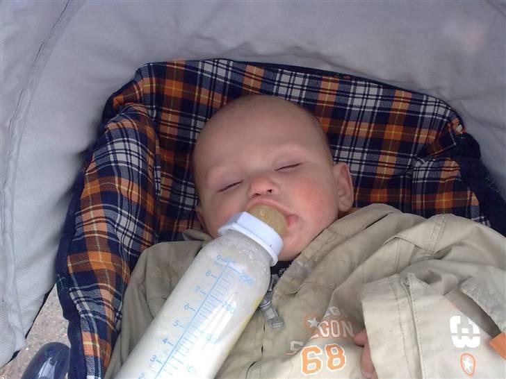 Dreng Lucas Ø - Hehe Jeg fladt i søvn med min flaske vælling. Ser jeg ikke bare nuttet ud  billede 7