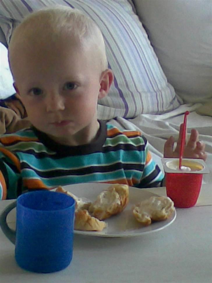 Dreng Mikkel  - Mikkel spiser morgenmad i det nye rækkehus :) billede 20