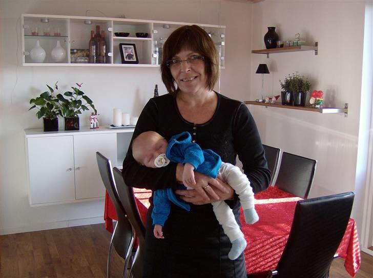 Dreng Mikkel - Mikkel og mormor. billede 12