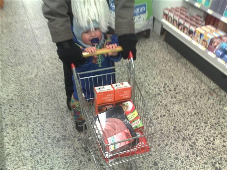 Dreng Tobias - Tobias går med indkøbsvogn...  billede 18