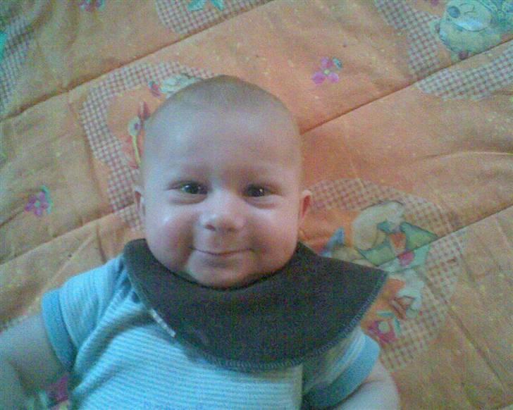 Dreng oliver - oliver ligger på tæppet:) billede 1