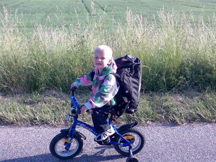 Dreng Maik Petersen Markussen - PÅ cykel op til min farmor og farfar.. billede 5