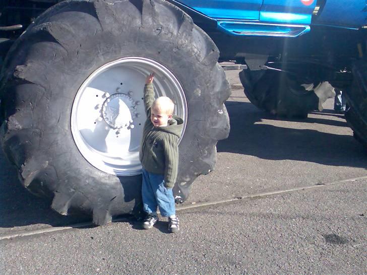 Dreng Maik Petersen Markussen - Ude og se monster trucks.. De lamer meger højt.. billede 8