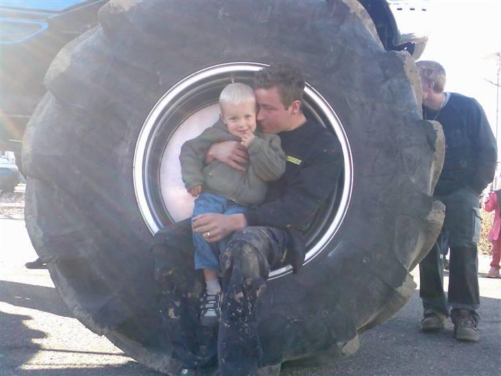 Dreng Maik Petersen Markussen - Monster truck har så store hjul mig og far kan sidde i med.. Vildt.. billede 9