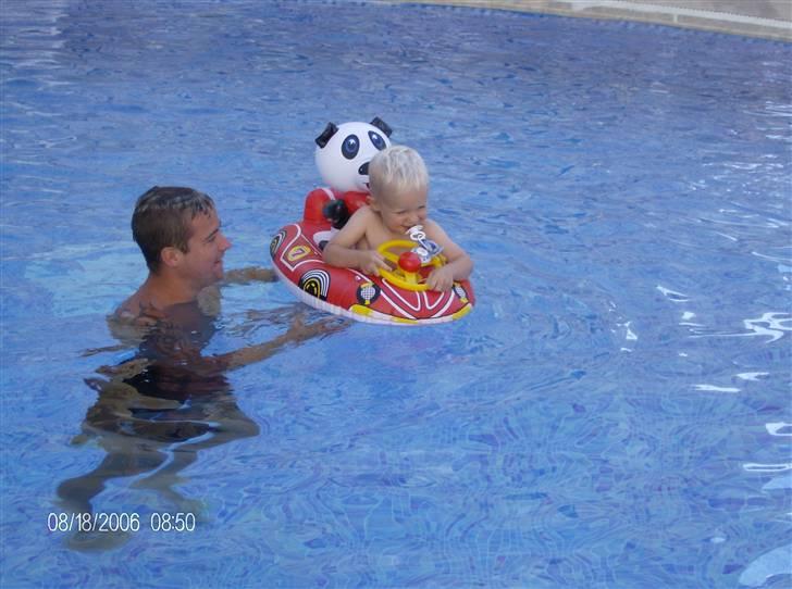 Dreng Maik Petersen Markussen - I tyrkiet..I poolen sammen med far.. billede 13