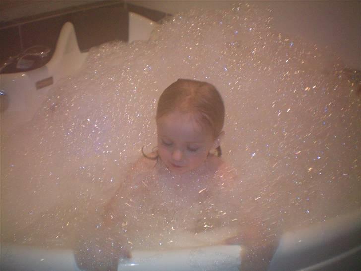 Pige Julie - Et bad er nu godt men endnu bedre i onkels boblebad! Med masser er bobler billede 12