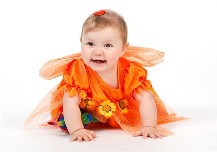 Pige Albertha - Albertha 9 måneder gammel i sin første fastalavns kjole og ved fotografen :) billede 1