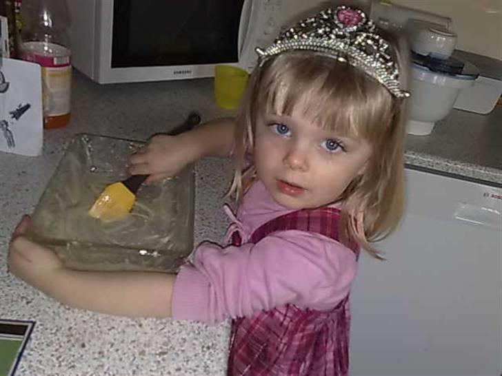 Pige Ditte Fuglsang Larsen - Bager kage til morfar Per og mormor Bente billede 9