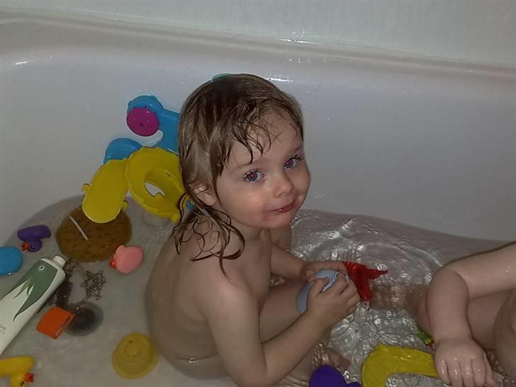 Pige Ditte Fuglsang Larsen - Plasker i fars store badekar. Deter SÅ skønt :O) billede 10