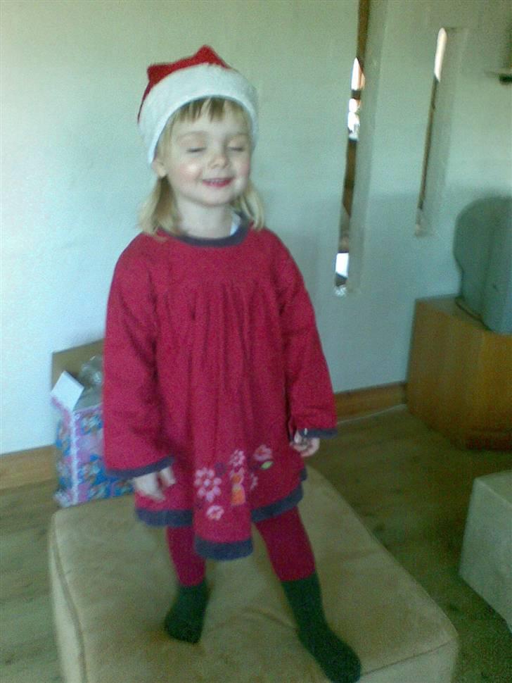 Pige Ditte Fuglsang Larsen - Klar til juleaften hos mormor Anita og morfar Bo(2008) billede 11