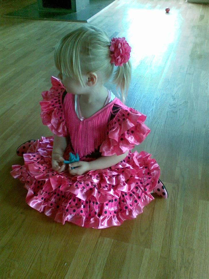 Pige Ditte Fuglsang Larsen - Smukke pige med ny kjole fra mormor Anita og morfar Bo. En spansk kjole med spanske sko til. billede 14