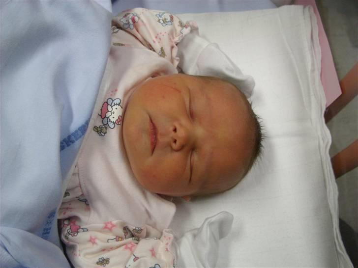 Pige Emilie - 3 dage gammel billede 10