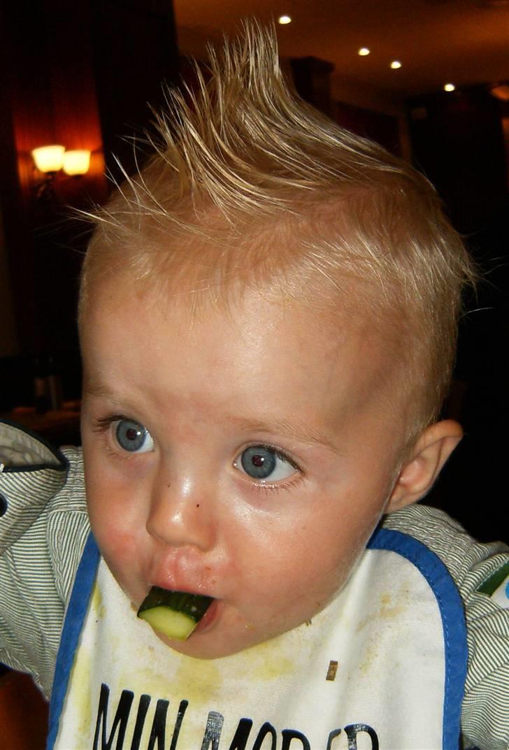 Dreng Frederic S. T. Biinfeldt - ude at spise på hans 1 års fødselsdag, stadig en bandit.... billede 16