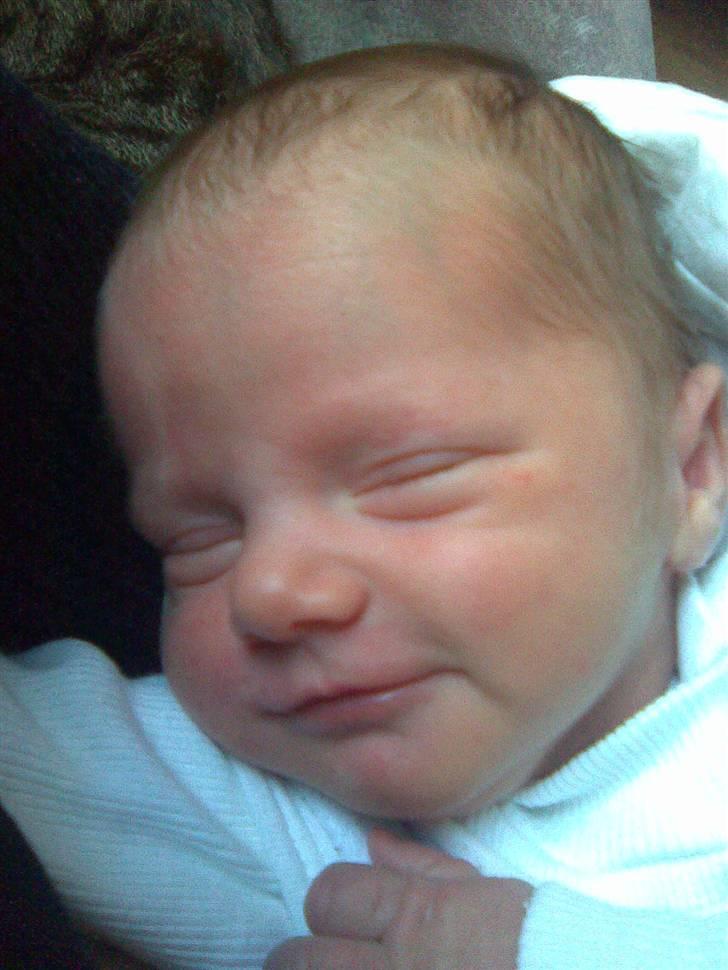 Pige Cille - Så dejligt kan man smile når man er mæt og glad billede 3