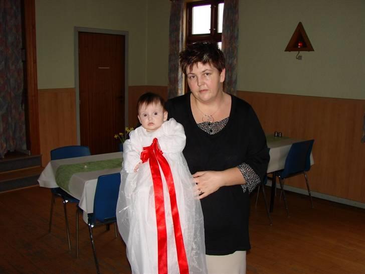 Pige Nadja Kirstine  - Mig og mor inden dåben. Mor var rigtig stolt over mig. Hun synes jeg var så pæn i min kjole.    Taget d. 1-3-09  Fotograf : Far  billede 18