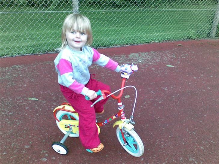 Pige Ditte Fuglsang Larsen - Ditte på tennisbanen med sin cykel billede 15