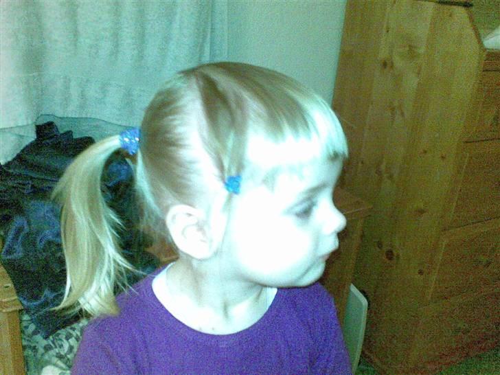 Pige Ditte Fuglsang Larsen - Ditte har langt hår som hun elsker at få sat op billede 16