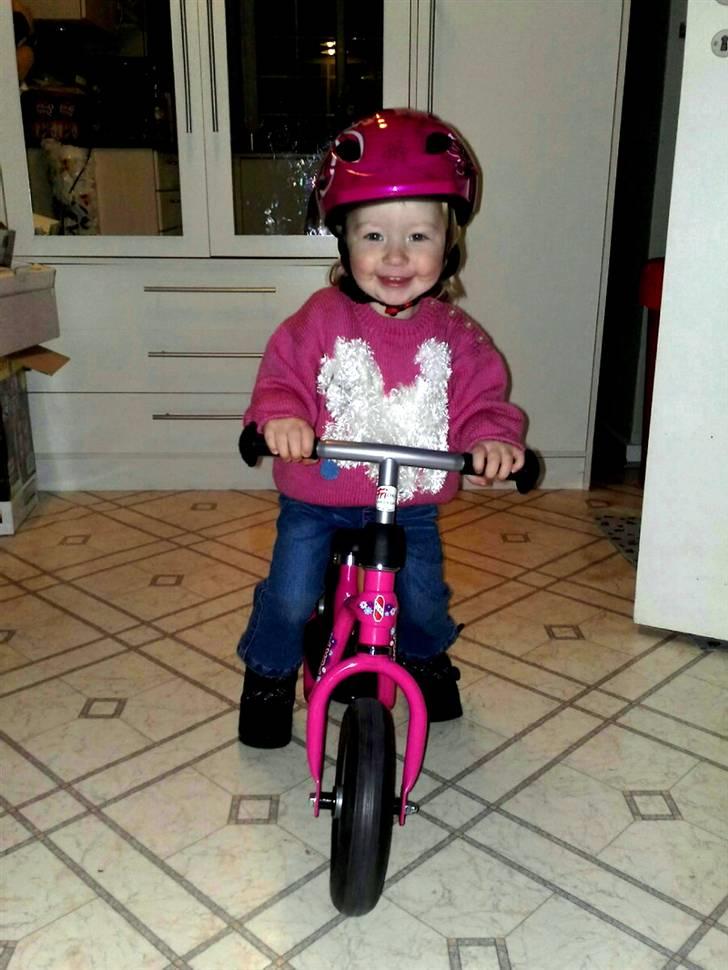 Pige Helene - Helene på sin Puky balancecykel billede 17