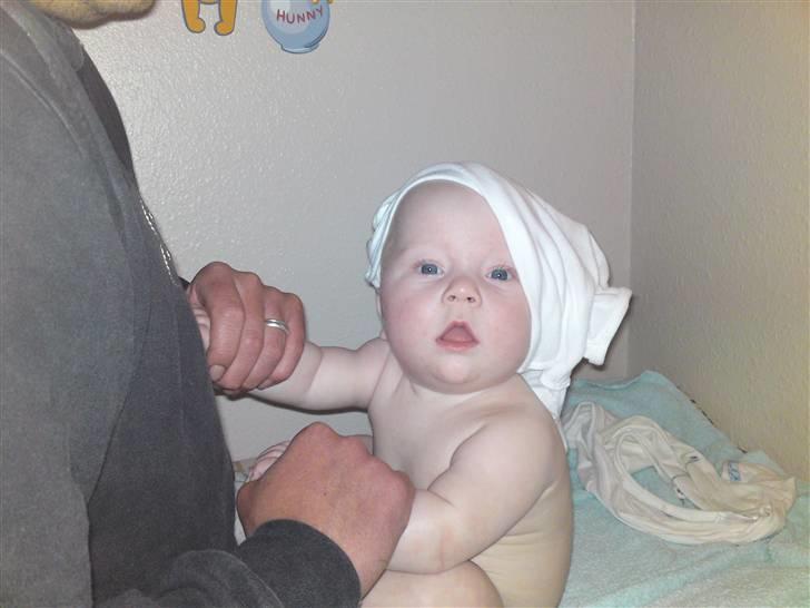 Dreng Malthe  - Mig og far laver meget sjovt om aften når jeg skal ha nattøj på :0) billede 6