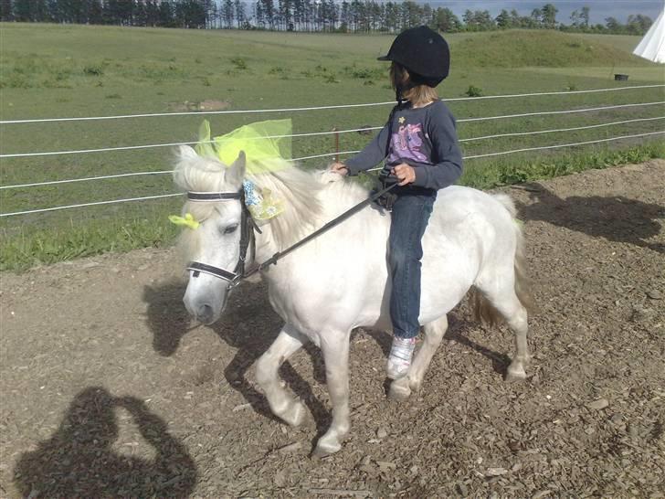Pige Cecilie - Cecilie rider Silas billede 5