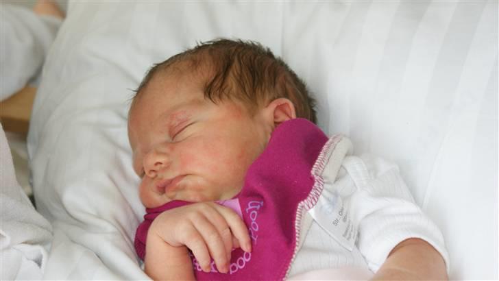 Pige Emily<3 - Lige efter fødslen:).. her er hun knab et  døgn gammel billede 1