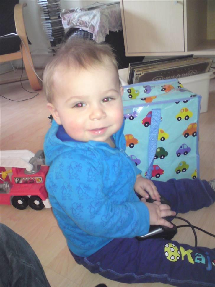 Dreng Oliver - Oliver leger nede ved sin far billede 2