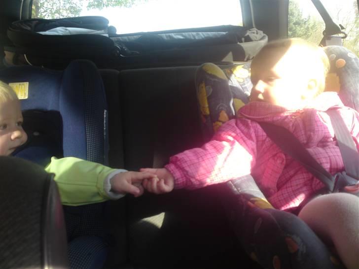 Pige sophie - holder i hånden med sin sommer kæreste :) hvor sødt billede 9