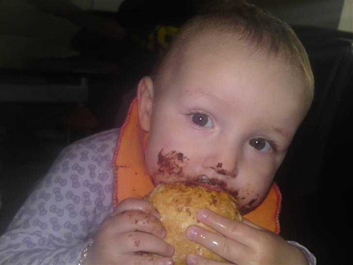 Pige sophie - sophie får sig lige en nutella mad med hele hovdet:) billede 10