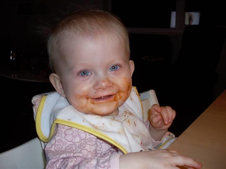 Pige Emma - Emma spiser kødsovs med hele hovedet:-) billede 10