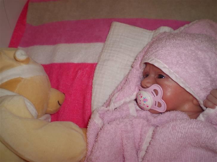 Pige Melina - Hygge med bamse efter bad.... billede 5