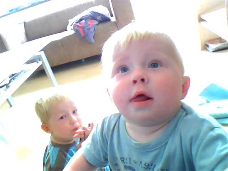 Dreng Kian - Kigger op på dig moar billede 1