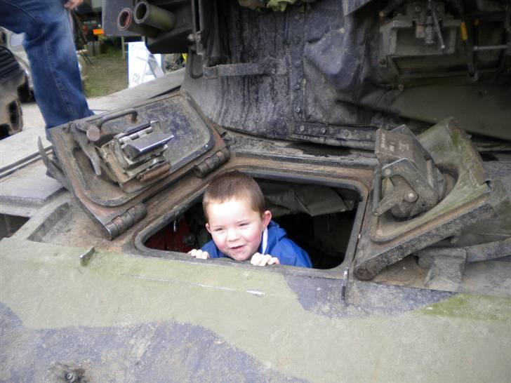 Dreng Oliver - oliver nede i en kampvogn :) billede 2
