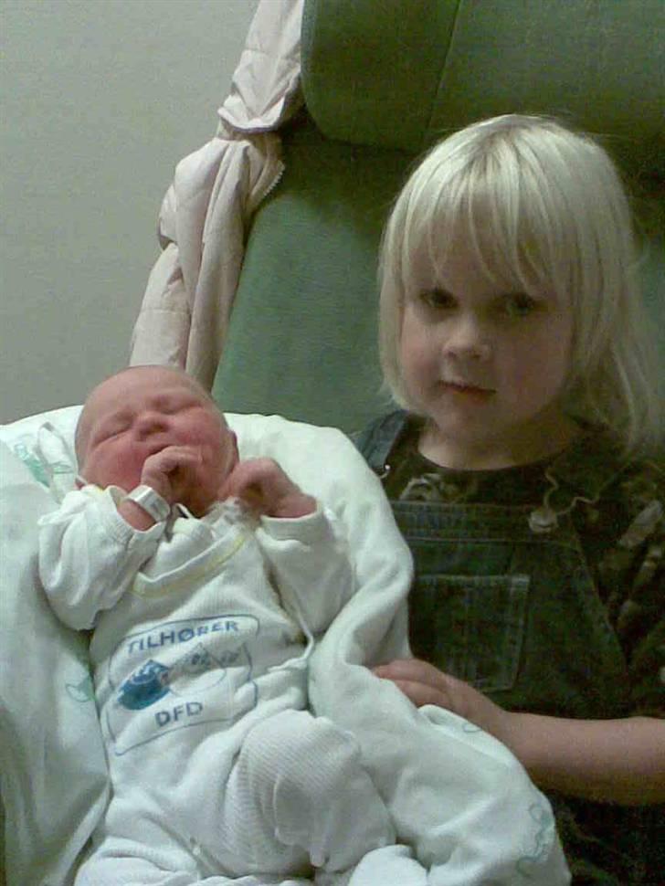 Pige charlotte  - her er jeg sammen med mostes lille baby og hun skal hedde LINA billede 19