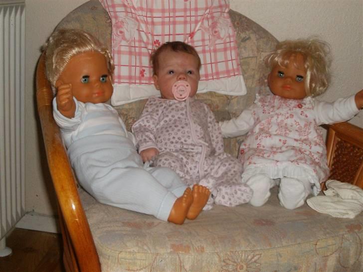 Pige Clara - Clara sammen med dukkerne Sussi og Gitte:-) billede 11